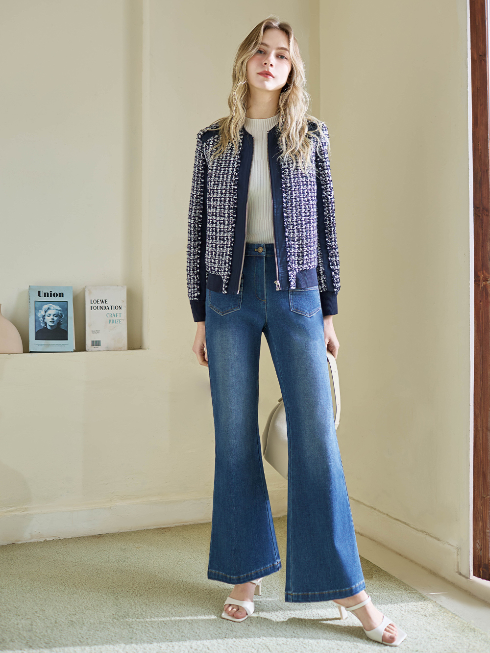 JOAN金屬鍊裝飾微喇叭牛仔褲