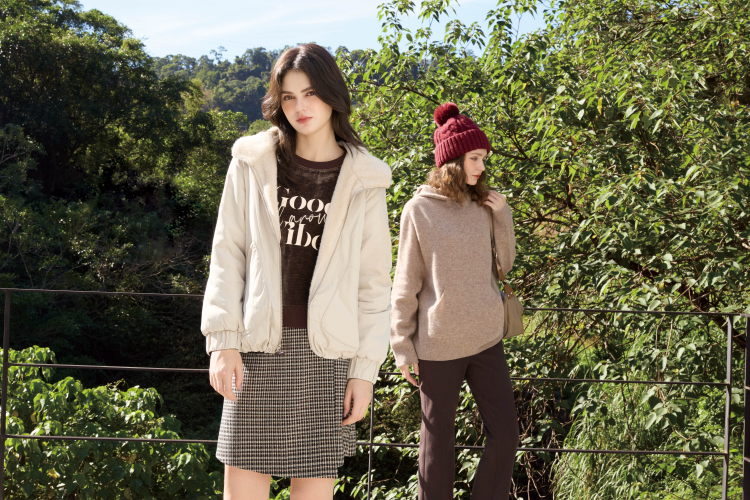 JOAN Good Vibe質感絨面印花上衣