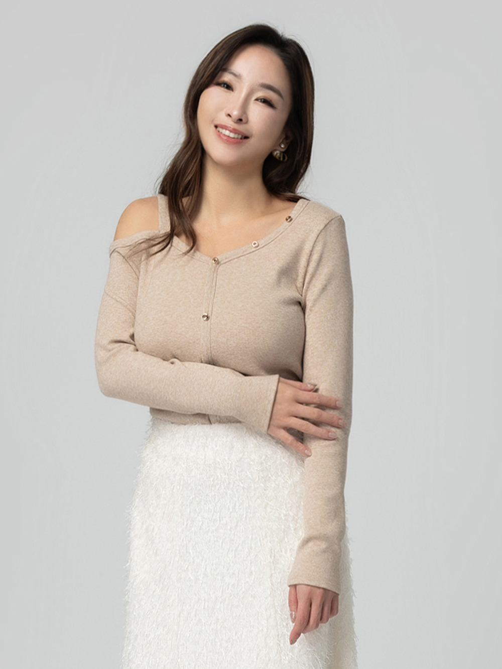 CHANG YU x abito質感挖肩V領上衣