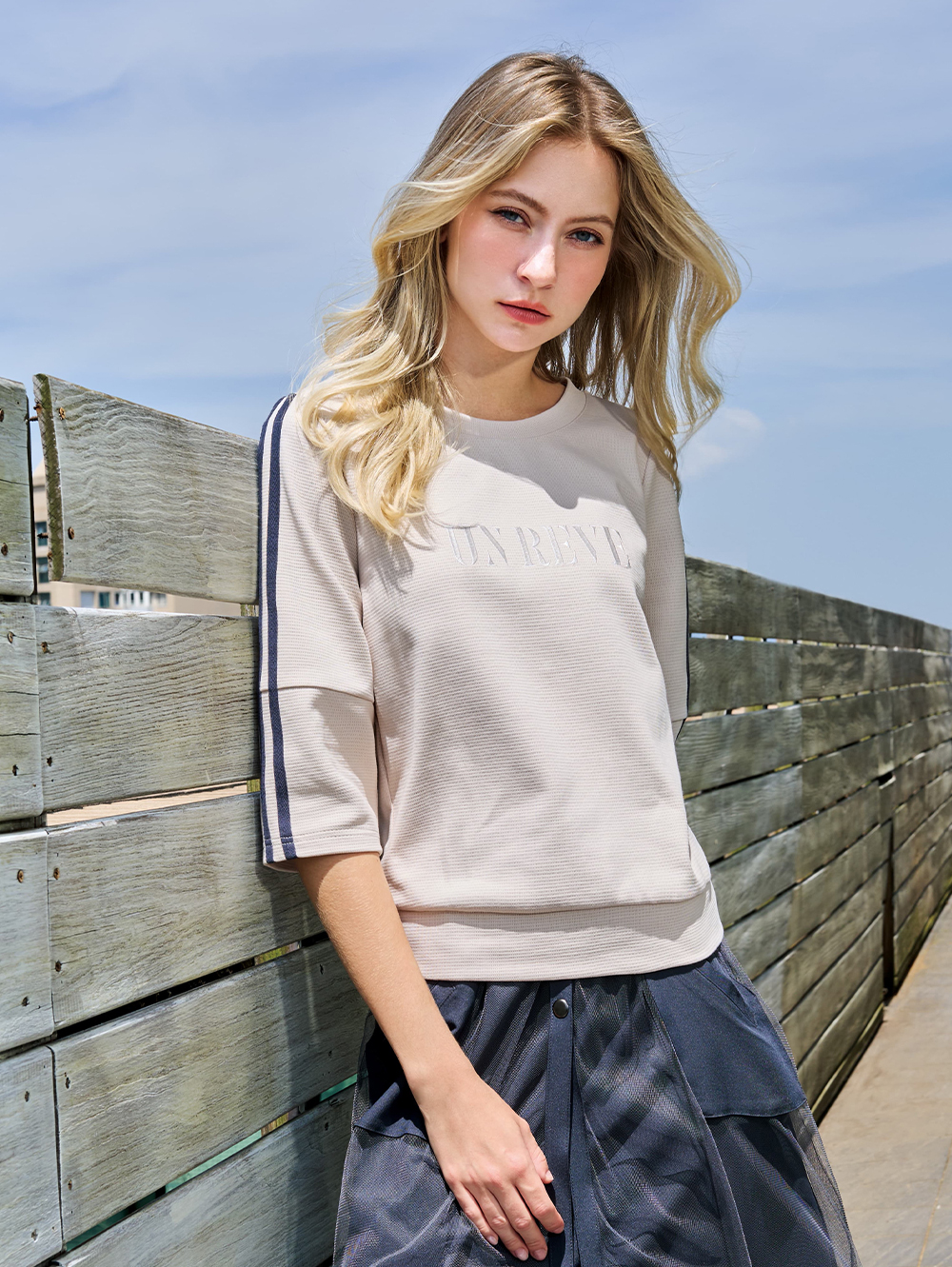 JOAN立體鬆餅格配色織帶標語T恤