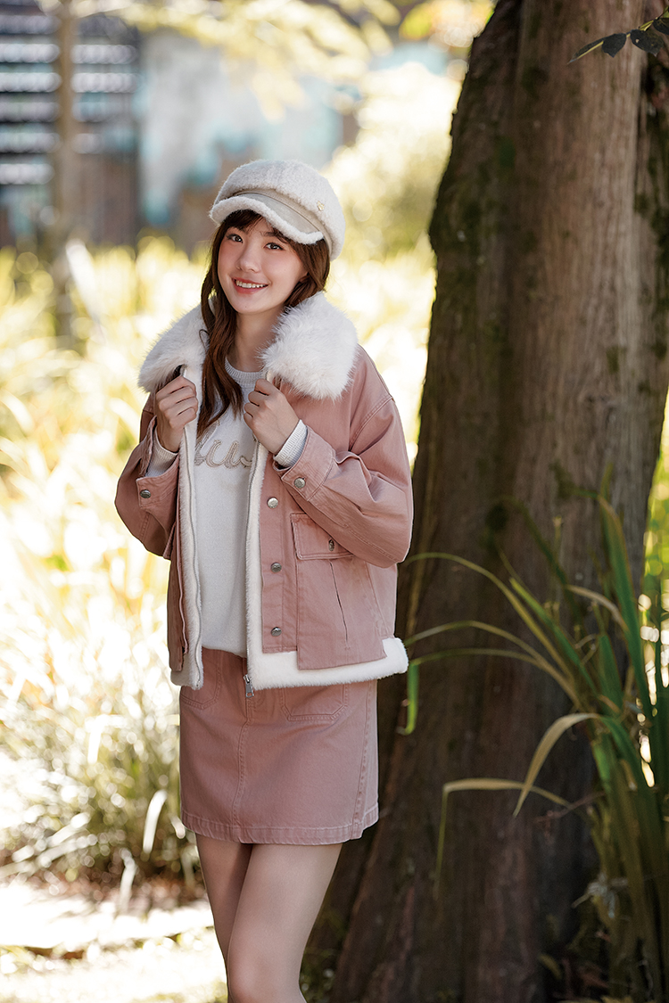 DITA毛線繡金蔥大學T