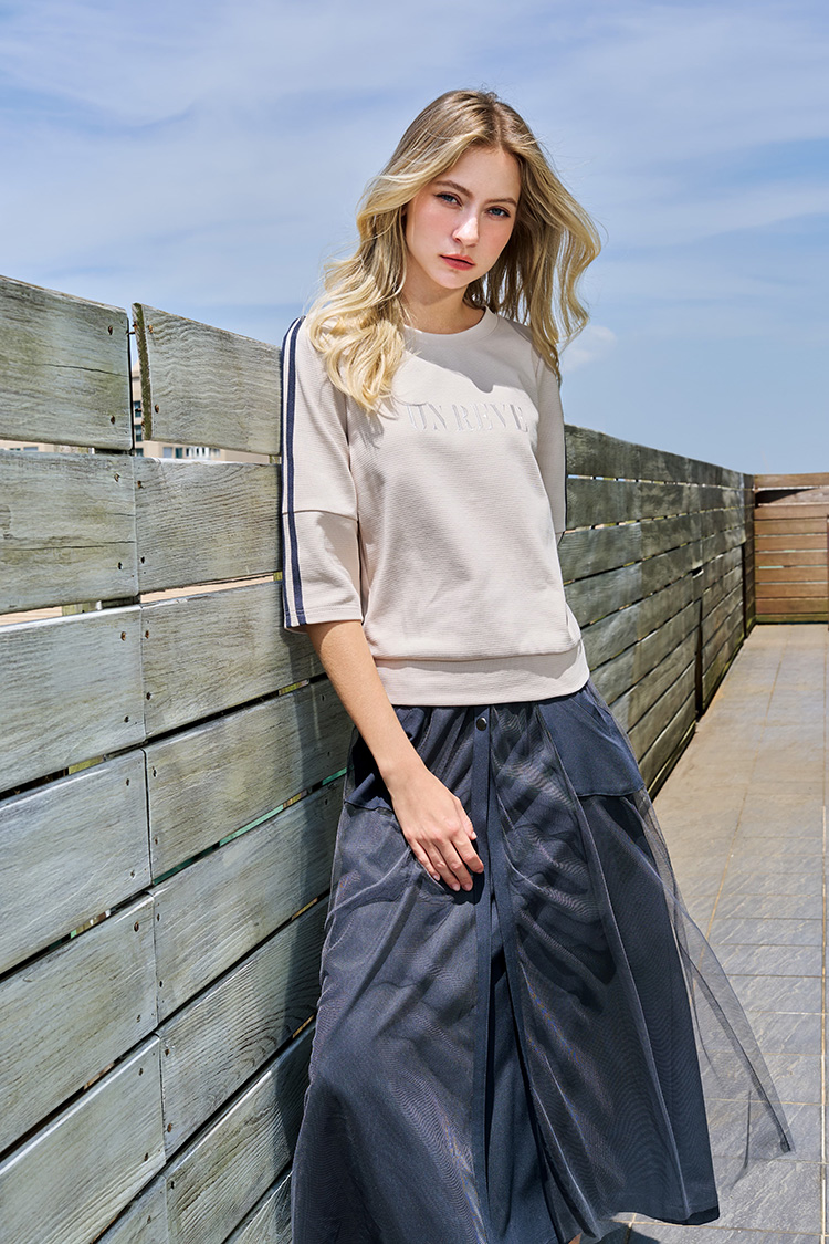 JOAN立體鬆餅格配色織帶標語T恤