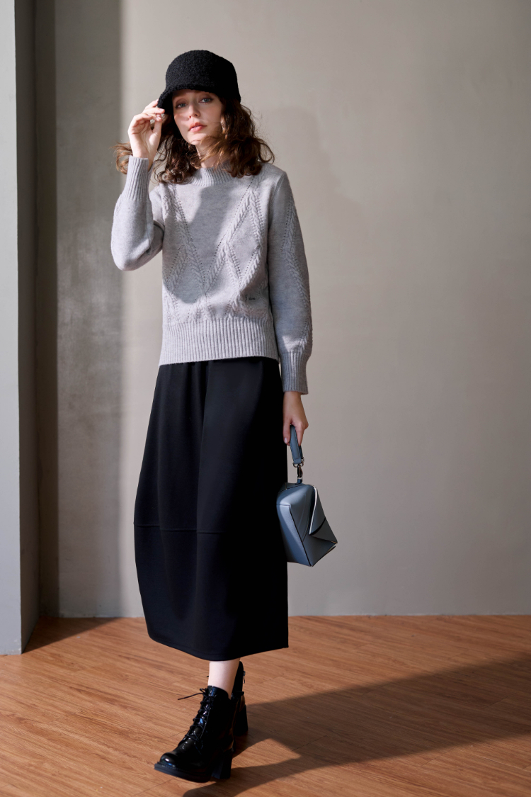 JOAN細緻麻花V輪廓設計針織衫